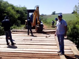 Prefeituras de Ernestina e Passo Fundo trabalham juntas em reconstrução de ponte