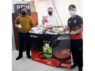 Atletas do Marrecos doam alimentos para repasse a famílias em situação de vulnerabilidade