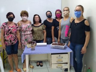 Voluntárias produzem máscaras para doação à comunidade